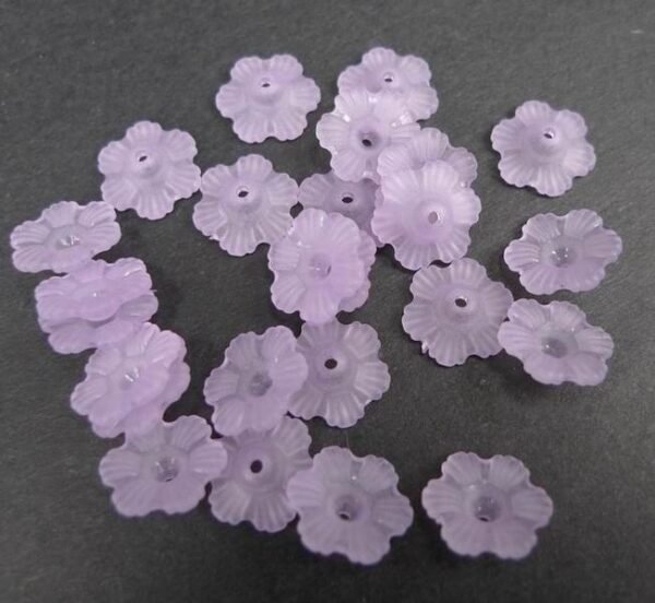 Fine 11mm lyslilla blomster i acryl(25stk)