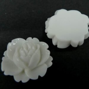 8 Medium, hvide resin roser
