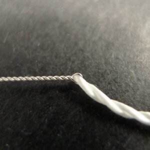 Granatrød Perletråd med nål, 0,3mm