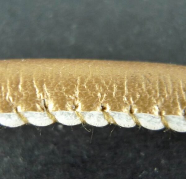 Guldfarvet imiteret lædersnøre, randsyet 5½mm