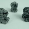 Hund i snowflake obsidian 1stk