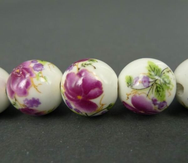 14 mm Porcelænsperler med blomster i mørk fuchsia