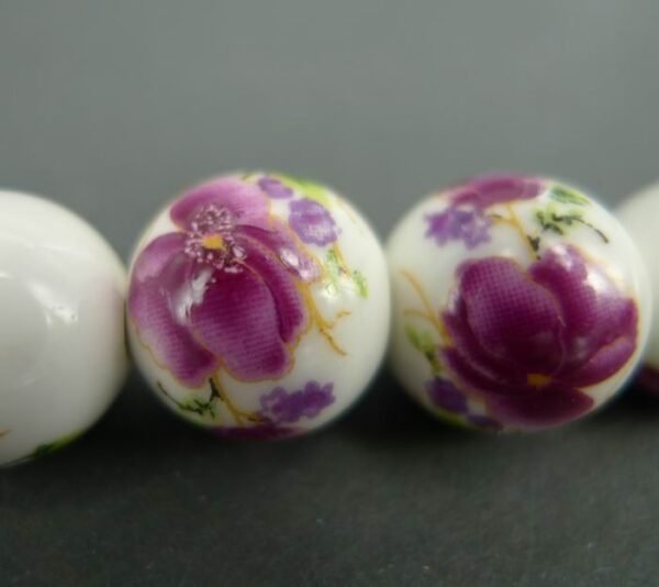 14 mm Porcelænsperler med blomster i mørk fuchsia