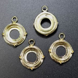 4 stk. kraftige, guldfarvede fatninger til rund cabochon 10 mm