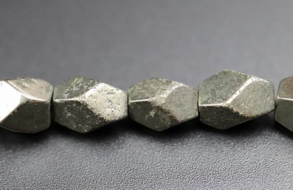 Starcut Pyrit ca. 6x8 mm