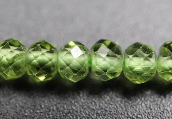 Bittesmå, facetterede rondeller i Peridot 2x3mm - Image 2