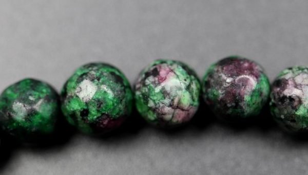 Ruby in Zoisite, facetterede 6 mm