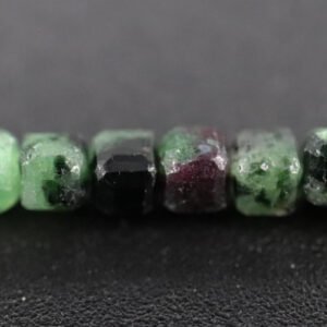 Facetterede kuber i Ruby in Zoisite 2 mm ZOISITE 003 3