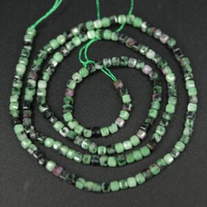 Facetterede kuber i Ruby in Zoisite 2 mm