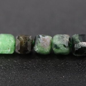 Facetterede kuber i Ruby in Zoisite 2 mm