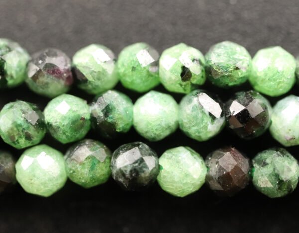 Facetteret Ruby in Zoisite 3 mm