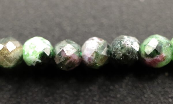 Facetteret Ruby in Zoisite 3 mm