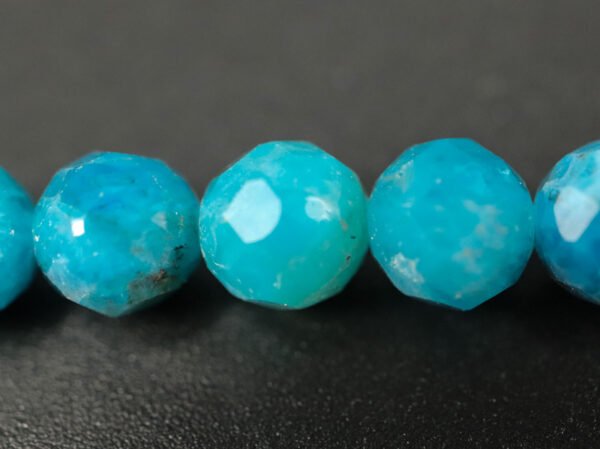 ½ streng Facetterede perler i Apatit 6mm