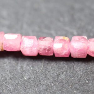 Facetterede kuber i Pink Turmalin 2 mm