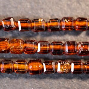 Kubeformede, orangebrune granater 2mm