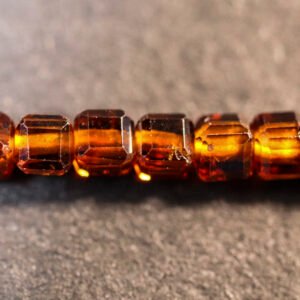 Kubeformede, orangebrune granater 2mm